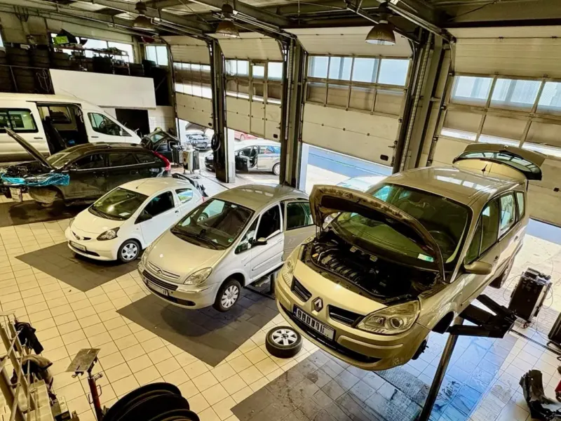 Widok z góry na halę warsztatu z 9 stanowiskami mechanicznymi